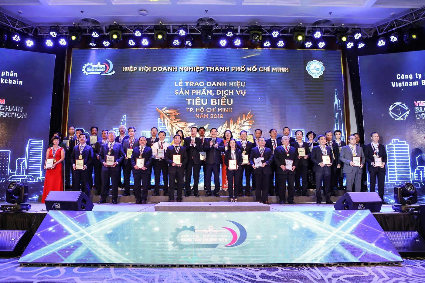kem nghia tiep tuc duoc vinh danh san pham dich vu tieu bieu tphcm 2019_Kem Nghia   San pham Dich vu Tieu bieu nam 2019   02 Cropsize.jpg